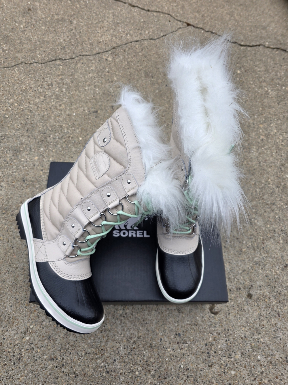 SOREL Cozy Winter Faux-Fur Lace-Up Boot - White & Black Women 6